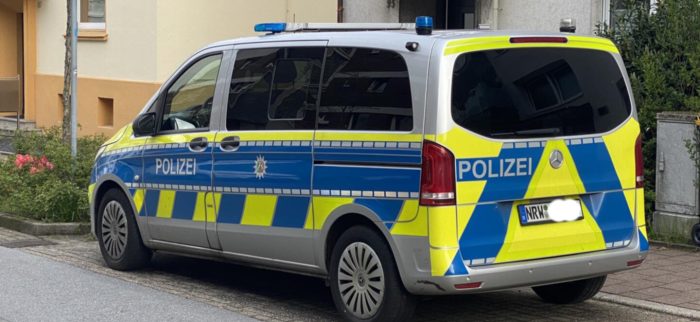 Polizeifahrzeug vor einer Wache in Haan.