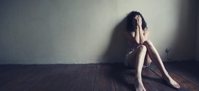 Verzweifelte junge Frau, nachdem Rachepornos von ihr im Netz aufgetaucht sind (Symbolbild)