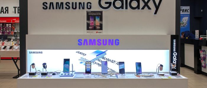 Ein Verkaufsstand mit Samsung Galaxy Smartphones