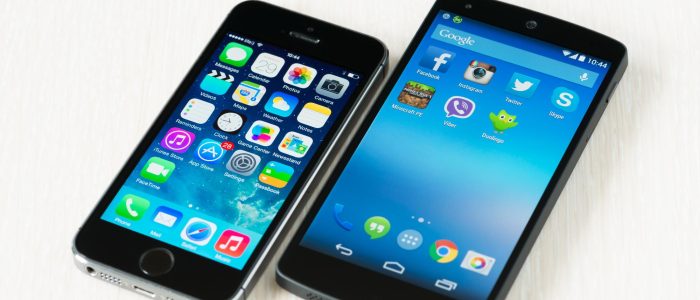 Zwei uralte Smartphones mit iOS und Android