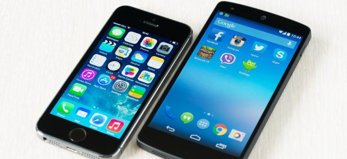 Zwei uralte Smartphones mit iOS und Android