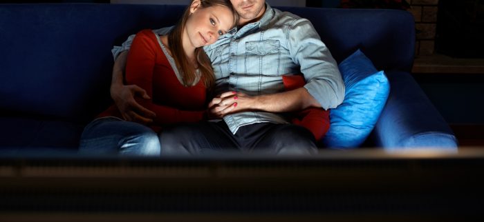 Junges Paar sieht sich einen TV-Stream an