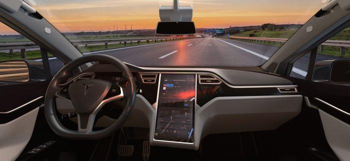 Cockpit eines auf der Autobahn fahrenden Tesla Model X