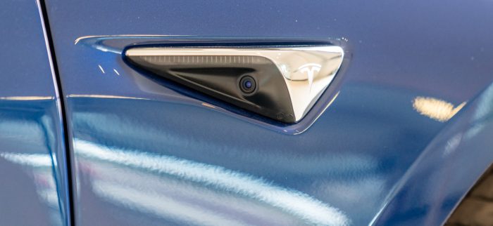Eine in einem Tesla-Fahrzeug verbaute Kamera, die der Videoüberwachung des Außenbereichs dient