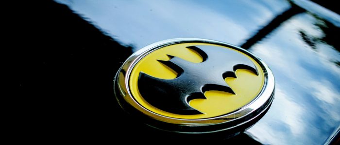 The Batman, Plakette auf dem Batmobil