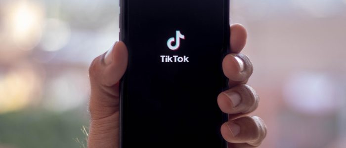 Smartphone mit TikTok-Logo