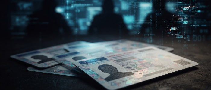 Führerscheine im Dark Web: Symbolbild mit gestapelten Identitätsdokumenten vor digitalem Hintergrund und Ermittler-Silhouetten.