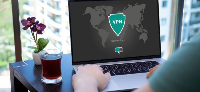 Eine Person sitzt vor einem Notebook mit aktiver VPN-Verbindung