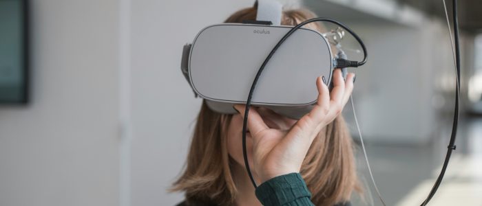 VR-Pornos, eine junge Frau nutzt eine VR-Brille