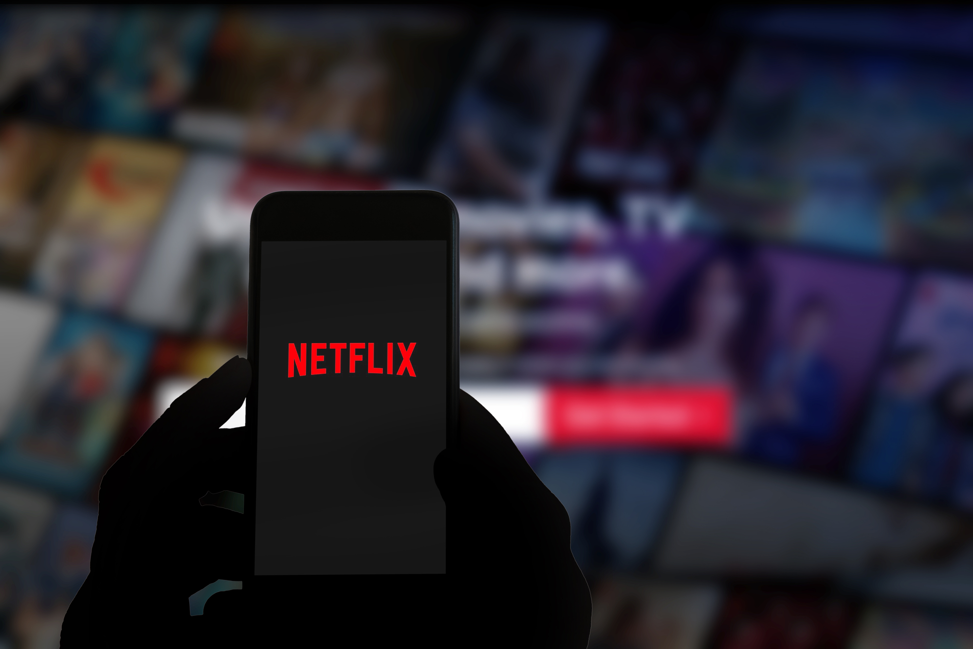 Logo und Website von Netflix auf dem Display eines Mobiltelefons