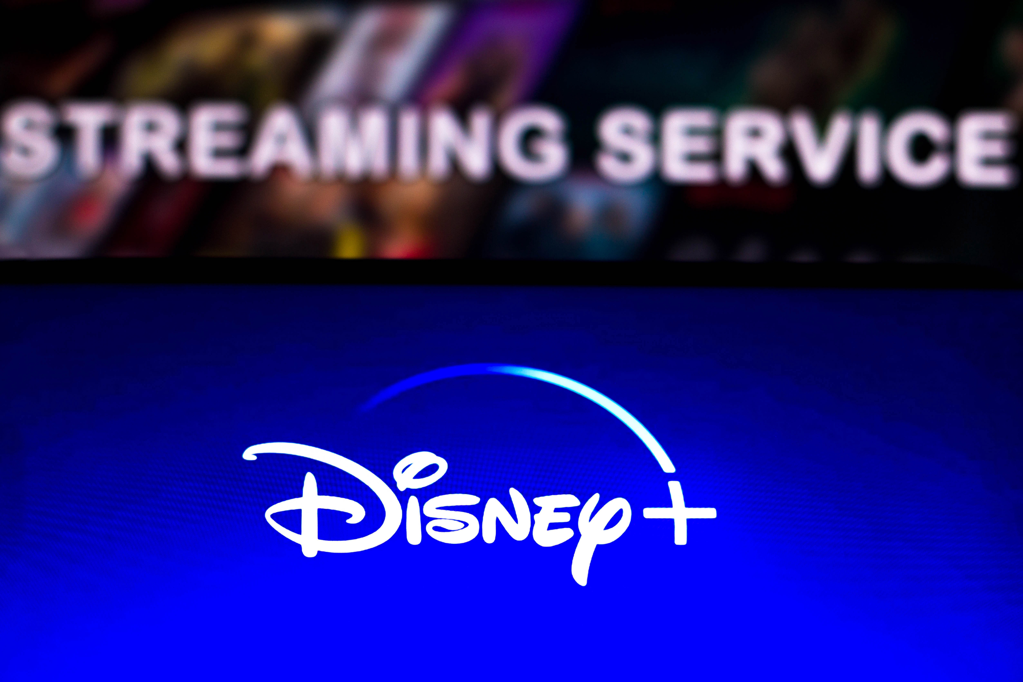 Das Disney Plus-Logo auf einem Fernseher