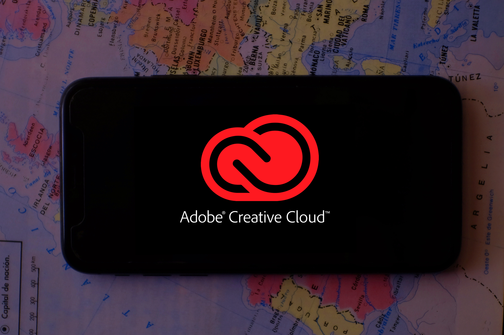 Smartphone mit dem Logo der Adobe Creative Cloud