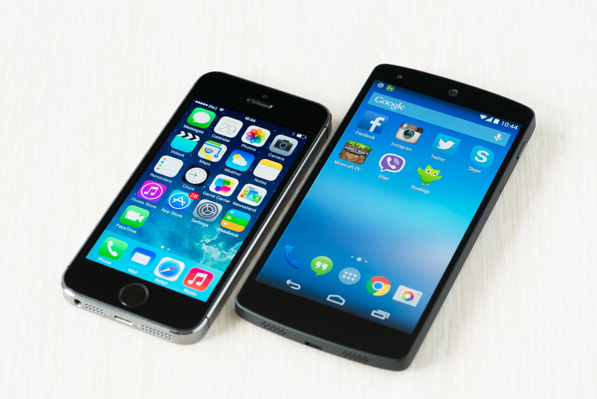 Zwei uralte Smartphones mit iOS und Android