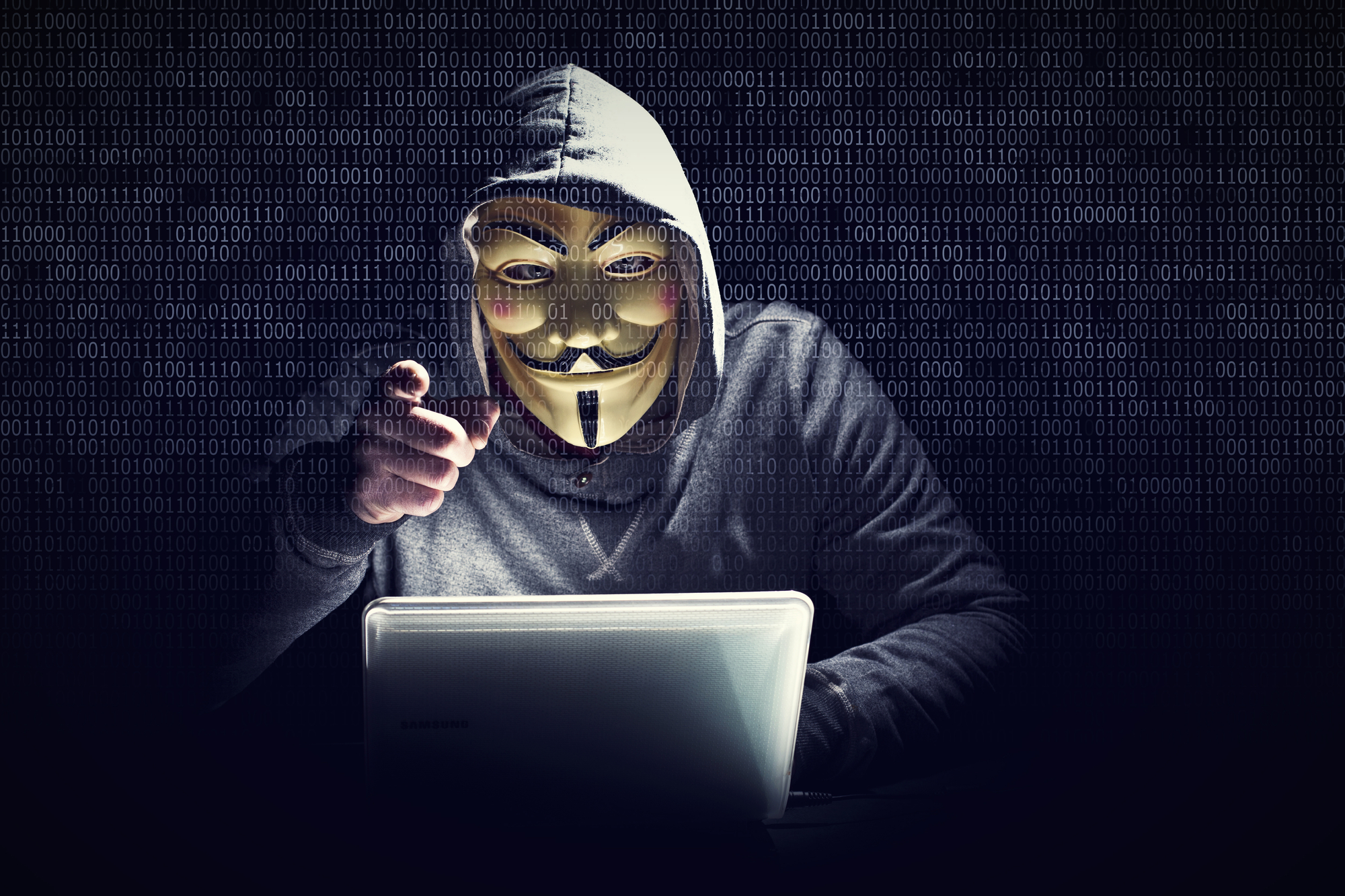 Hacker mit Maske, der gerade Deinen Router übernommen hat (Symbolbild)