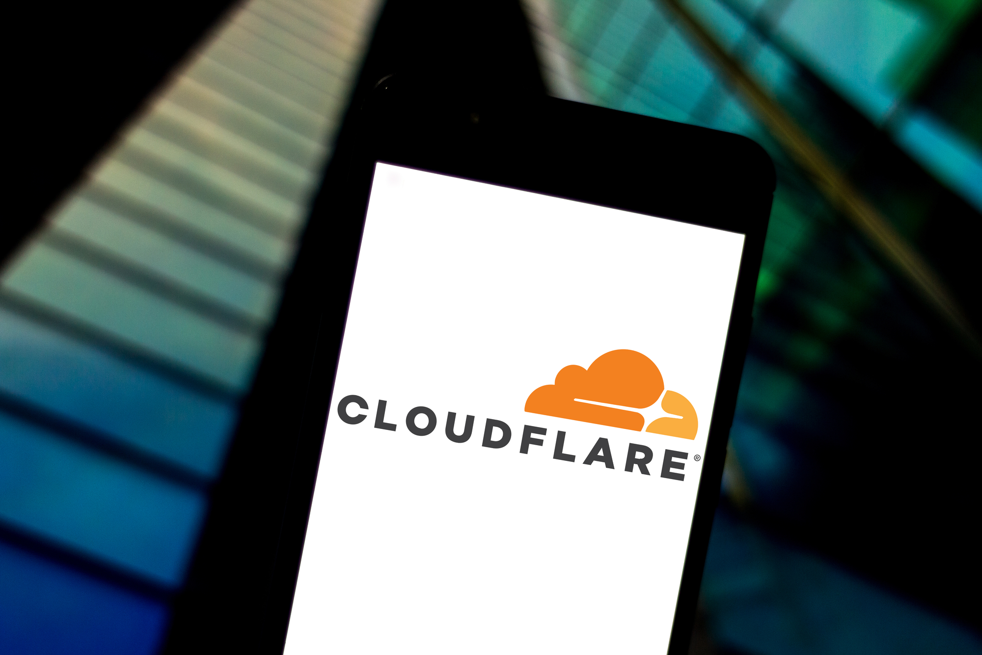 Das Cloudflare-Logo auf einem Smartphone