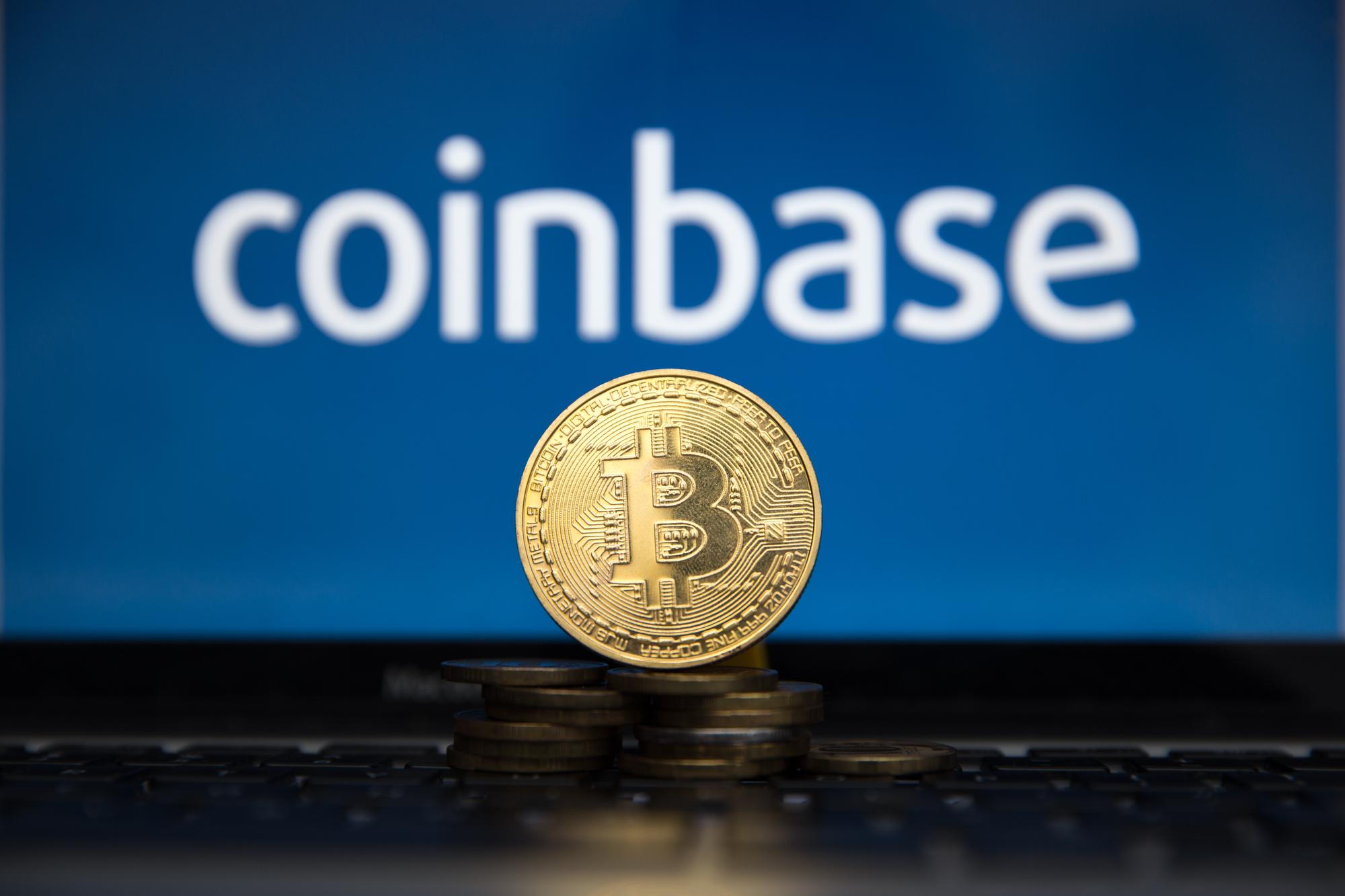 Bitcoin Münze mit Coinbase Logo im Hintergrund