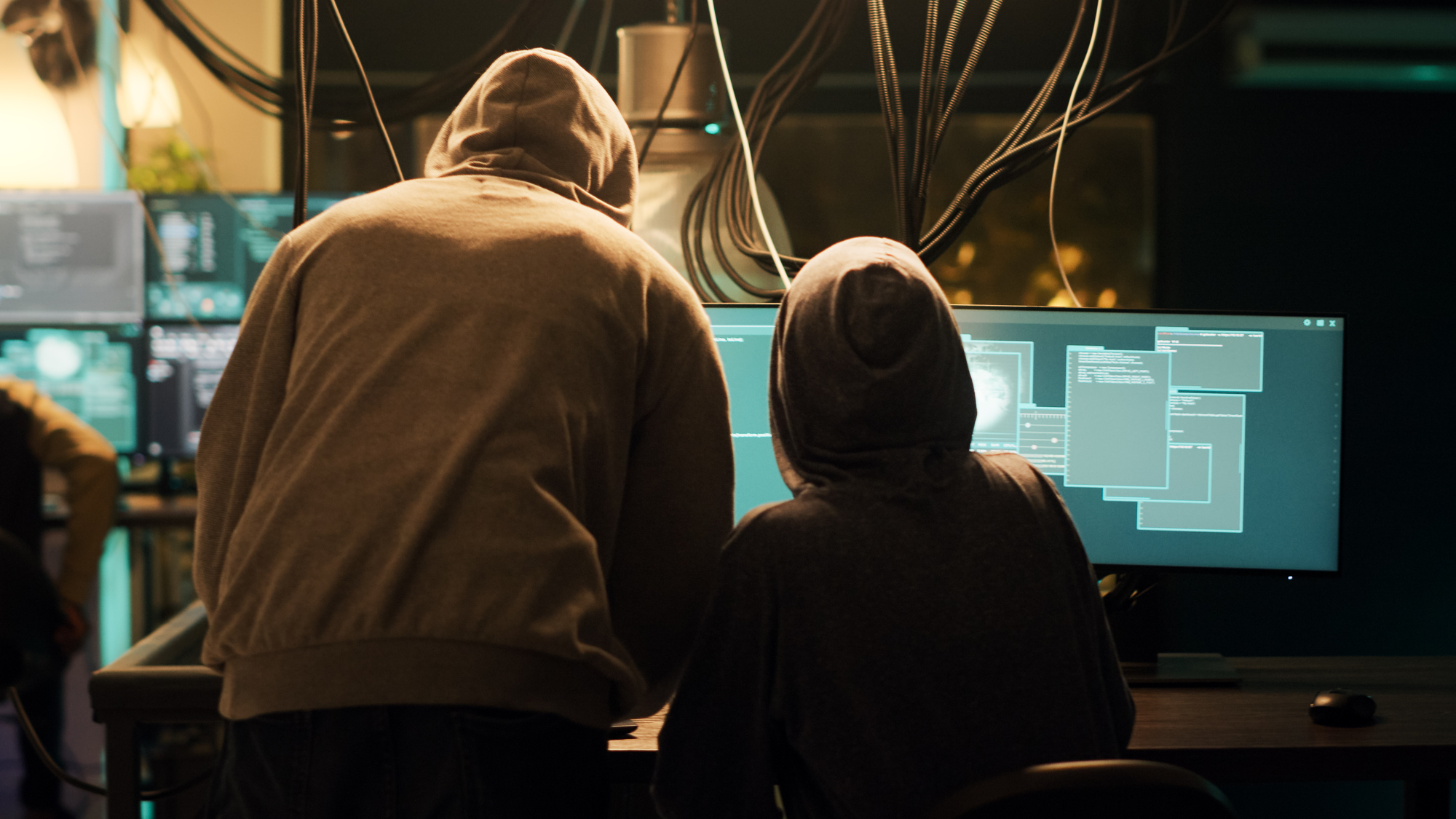 Zwei Hacker schauen schockiert auf ihre geleakten RaidForums-Registrierungsdaten (Symbolbild)