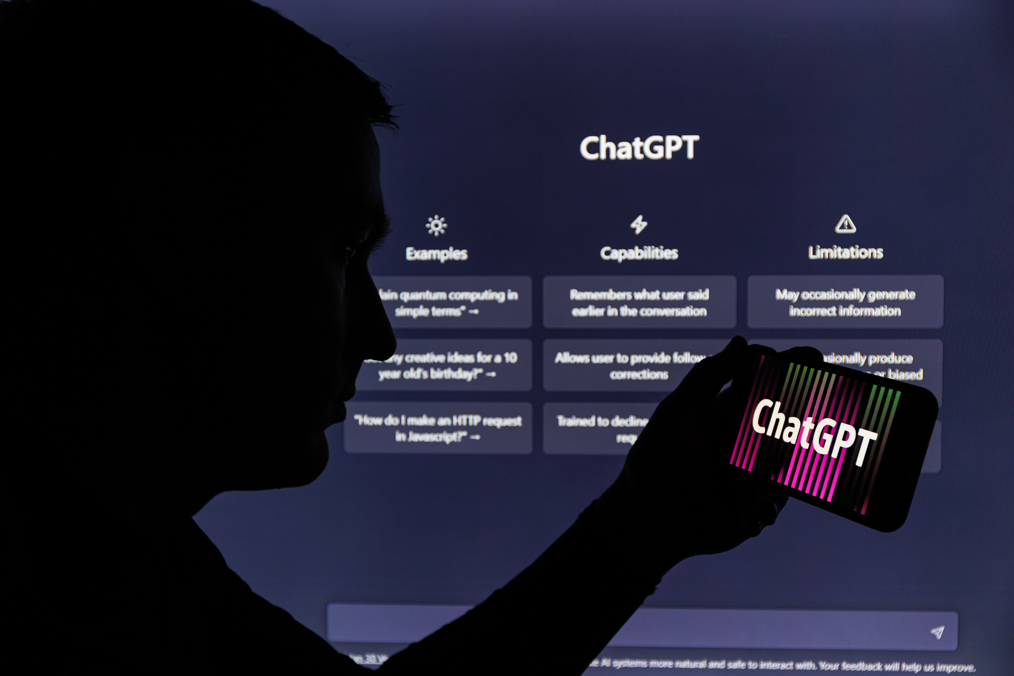 Silhouette eines ChatGPT-Nutzers mit Smartphone in der Hand
