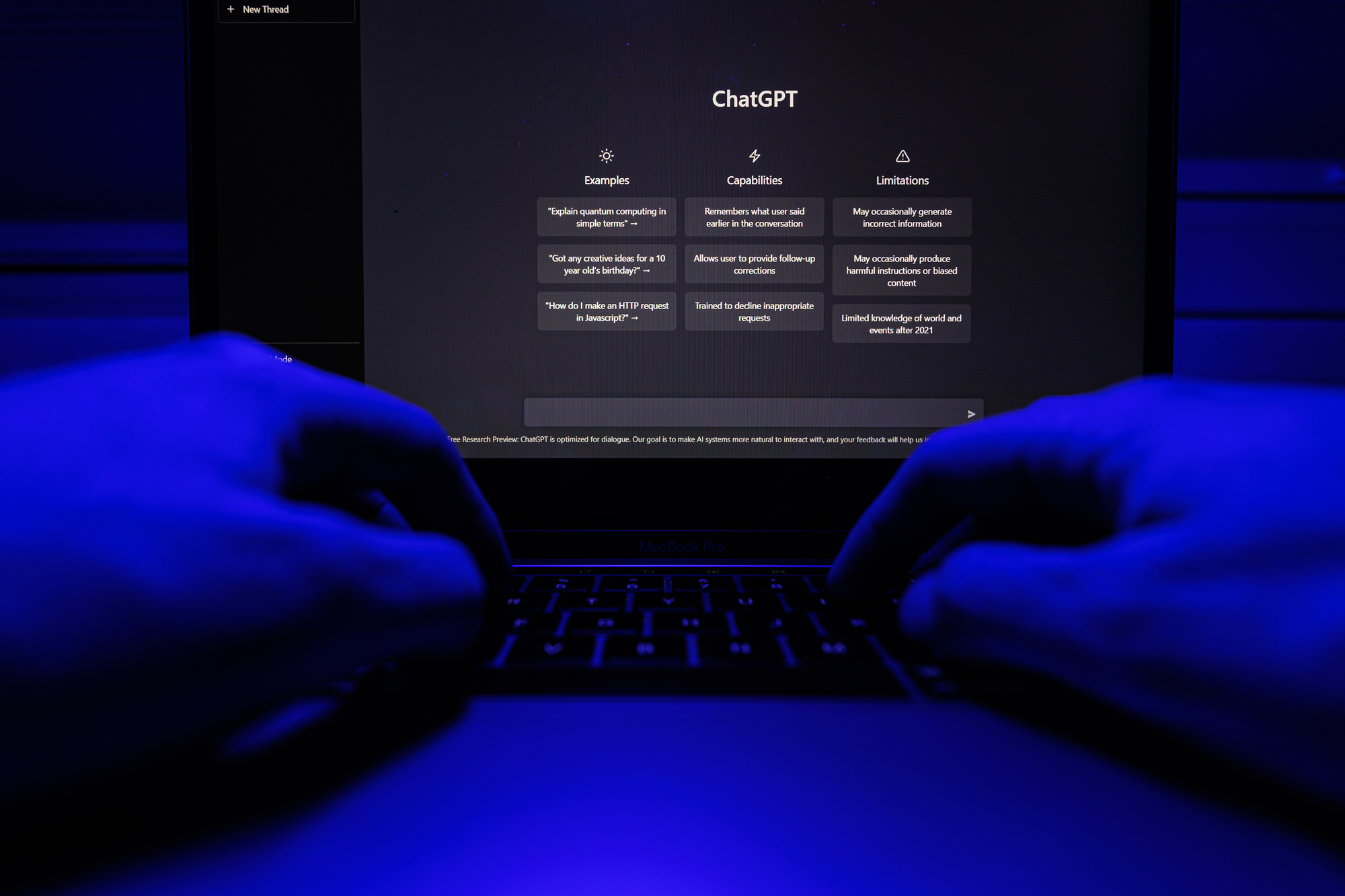 Ein Benutzer unterhält sich in einer dunklen Umgebung mit ChatGPT