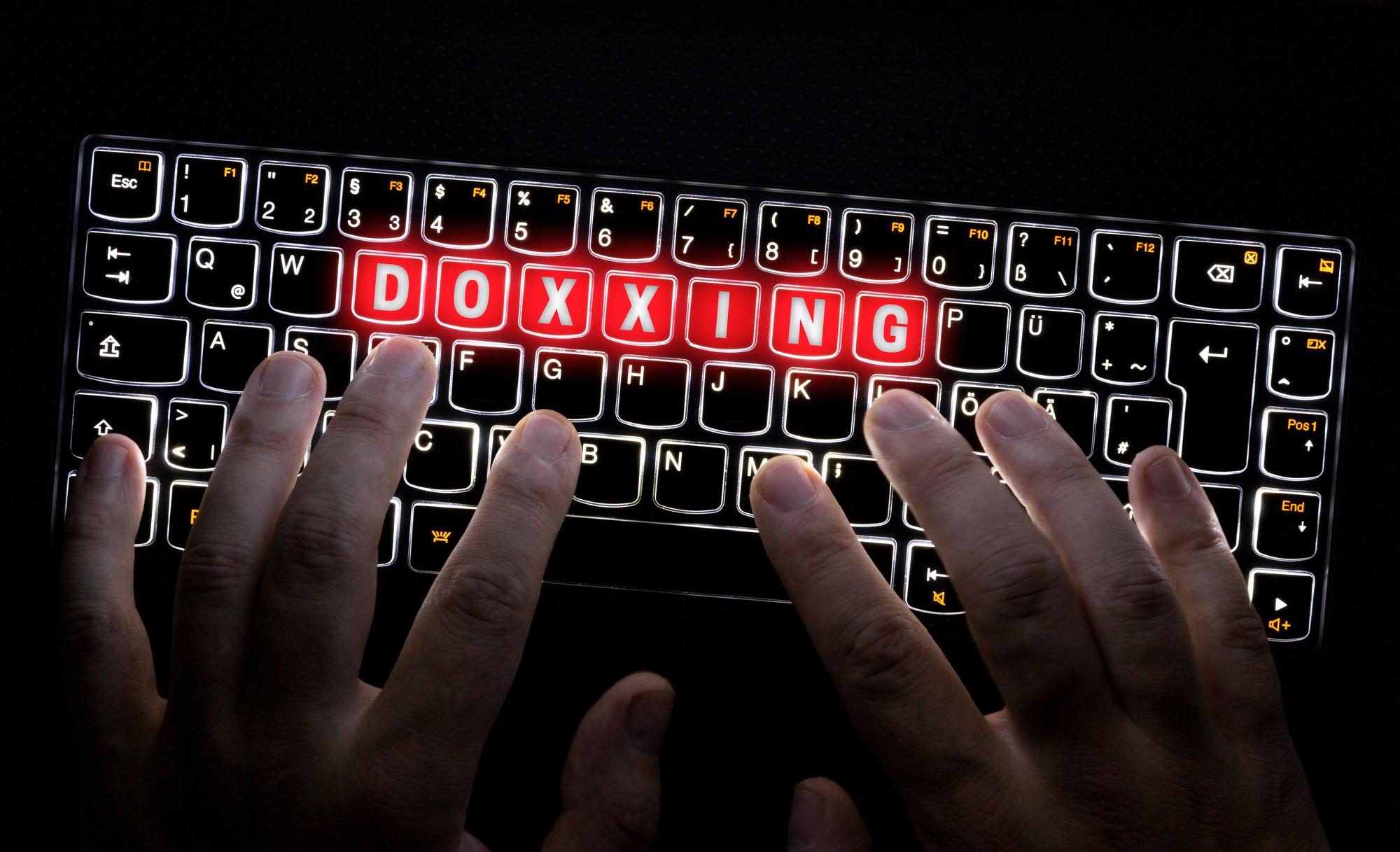 Ein Keyboard auf dem das wort Doxxing farblich hervorgehoben ist