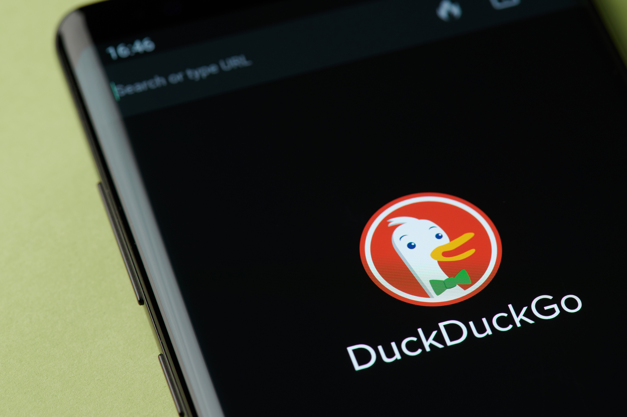 DuckDuckGo-Logo auf einem Smartphone