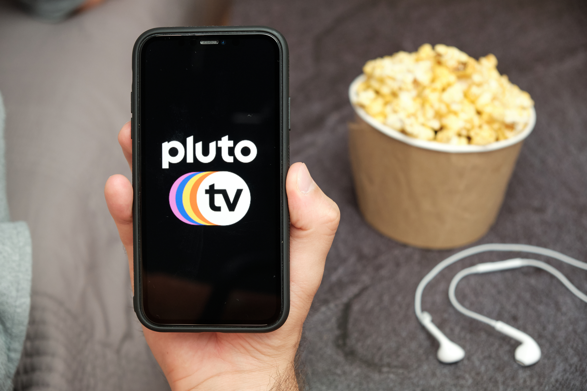 Ein Smartphone mit Pluto TV-Logo