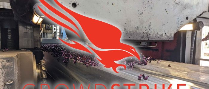 CrowdStrike Logo vor einer wegen des Updates stehenden CNC Maschine