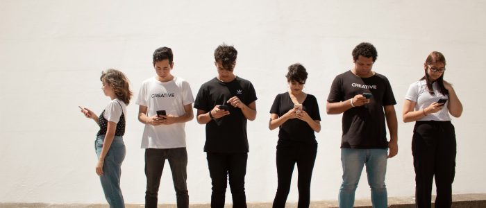 erweiterte Chatkontrolle, Gruppe Jugendlicher mit ihrem Smartphone