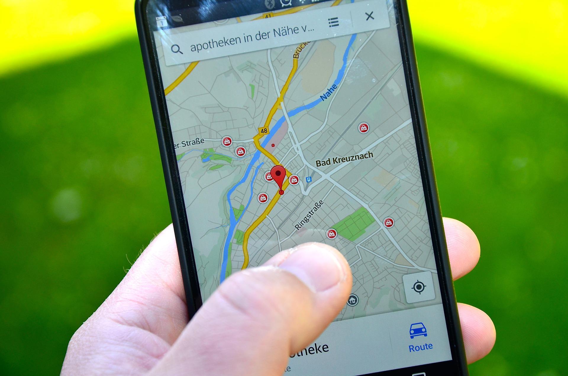 Smartphone mit Navigationsanwendung sammelt Standortdaten, die an Fog Data Science verkauft werden