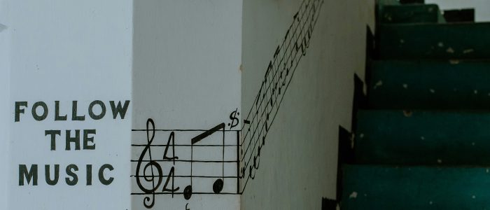 Follow the music, Schriftzug als Hinweis an einer Treppe