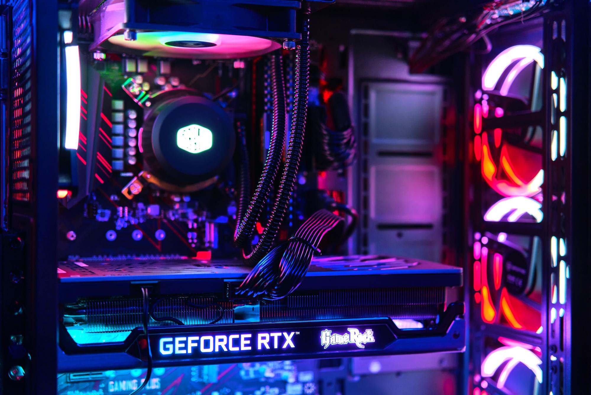 Eine GeForce RTX Grafikkarte von Nvidia in einem farbenfroh beleuchteten PC