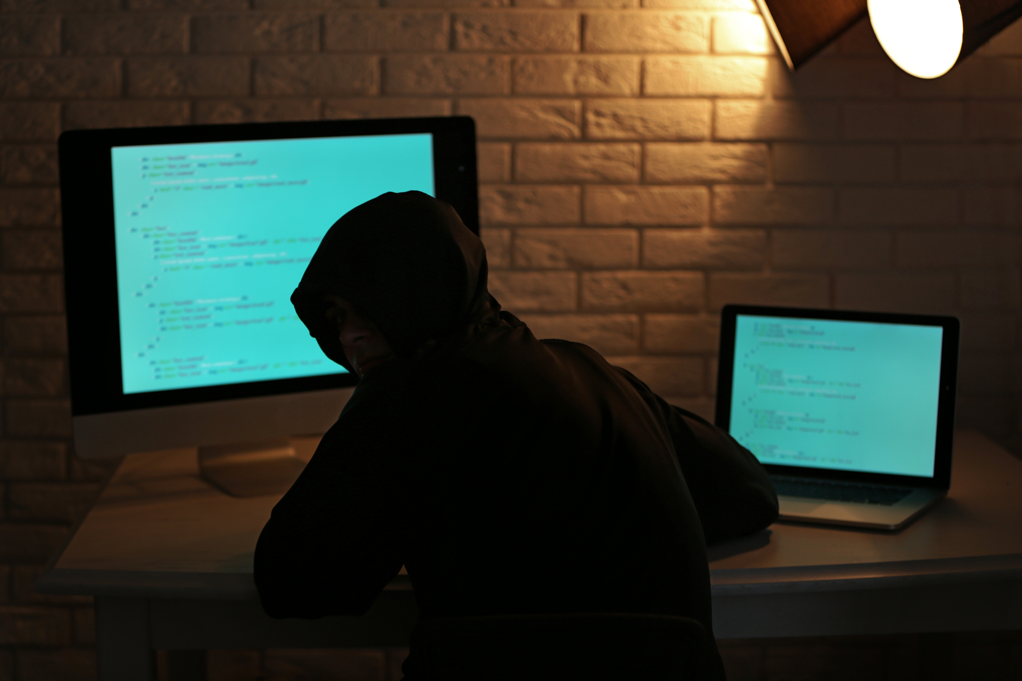 Ein Hacker arbeitet gerade an seinem GCP-Projekt, mit dem er sich Zugriff auf Dein Google-Konto verschafft (Symbolbild)