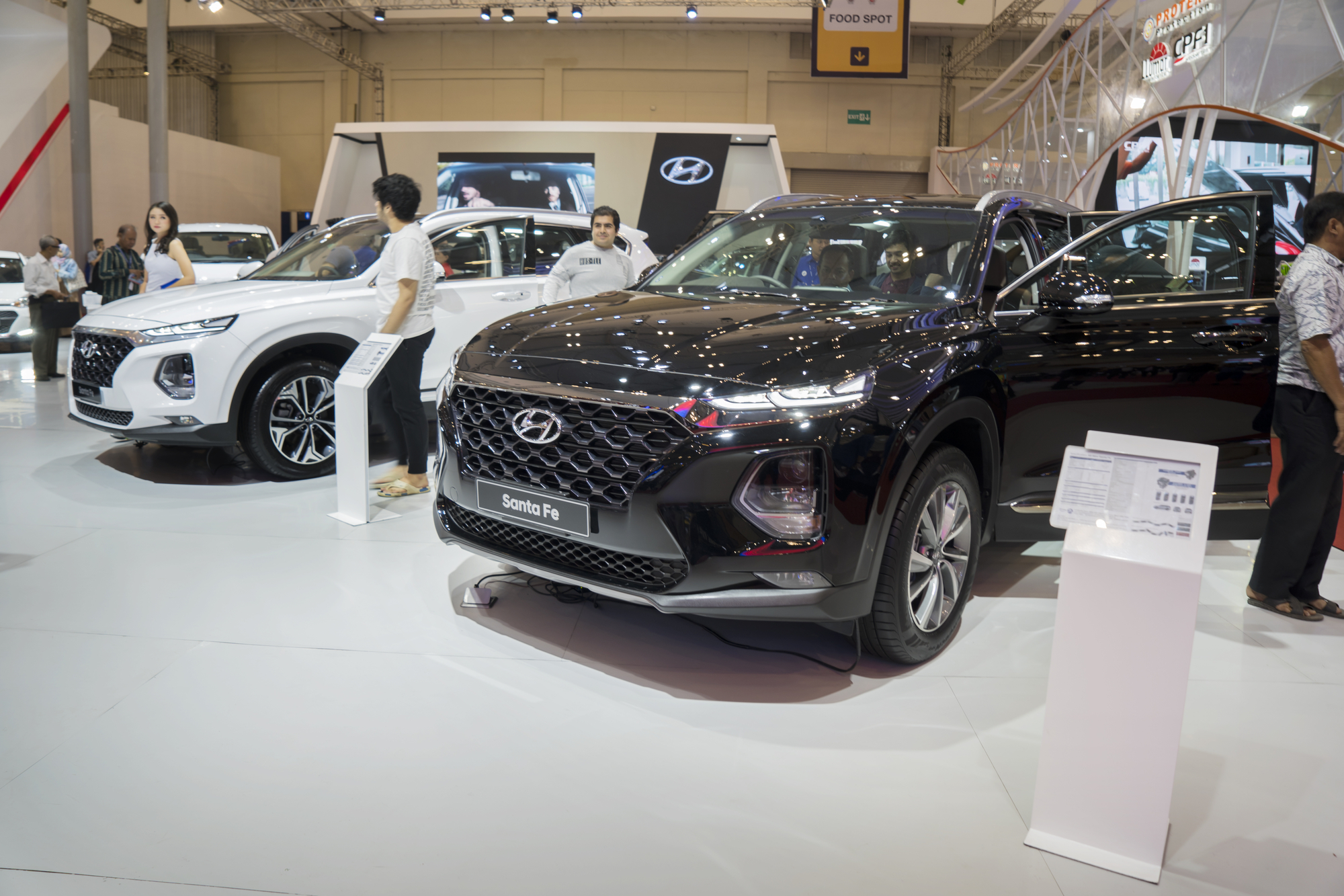 Fahrzeuge von Hyundai bei einer Ausstellung