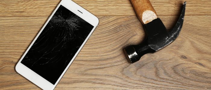 Ein kaputtes iPhone und ein Hammer