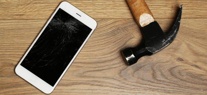 Ein kaputtes iPhone und ein Hammer