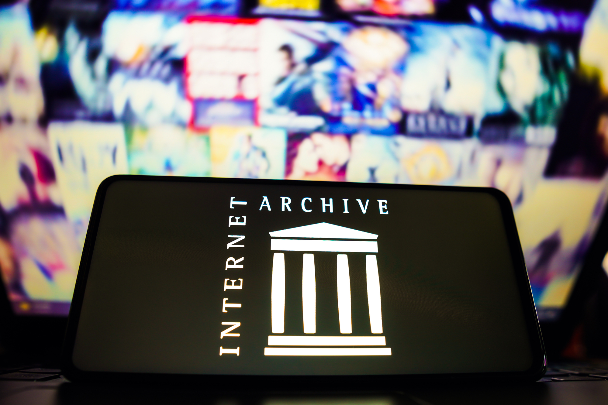Das Logo des Internet-Archivs auf dem Bildschirm eines Smartphones