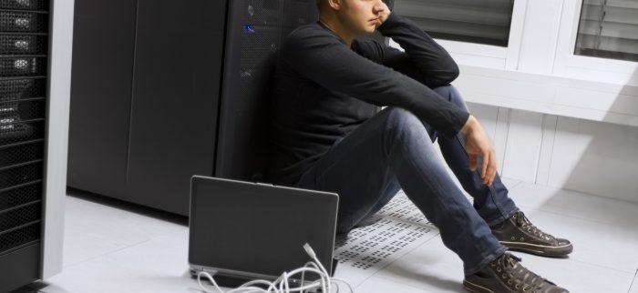 IT-Störung, frustrierter Mitarbeiter, Ransomware-Angriff