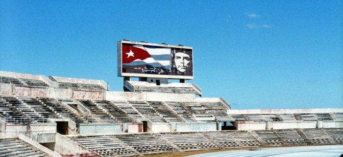 Che Guevara-Plakat in einem Stadion