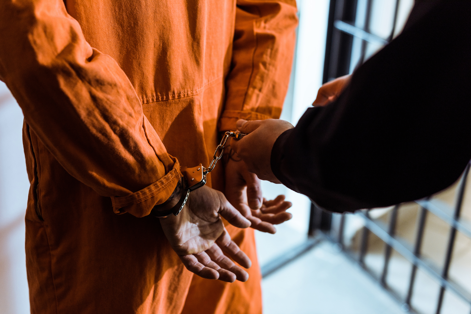 Ein Gefängniswärter führt den Bitcoin-Dieb James Zhong in seine Zelle (Symbolbild)