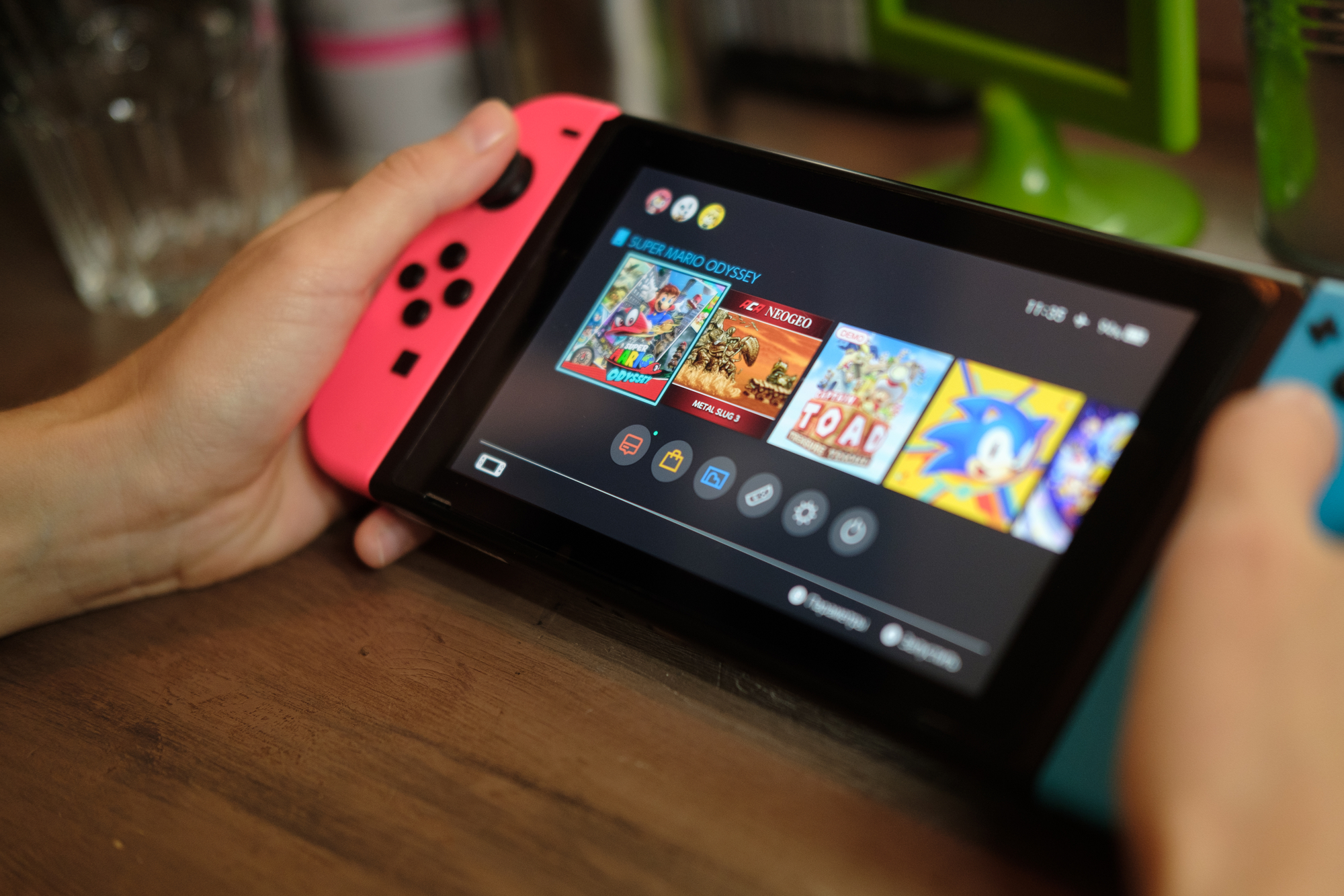 Nintendo Switch mit farbigen Joy-Cons im Einsatz