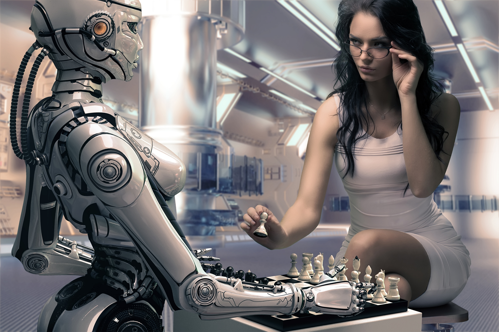 Künstliche Intelligenz: Frau spielt Schach mit einem Roboter