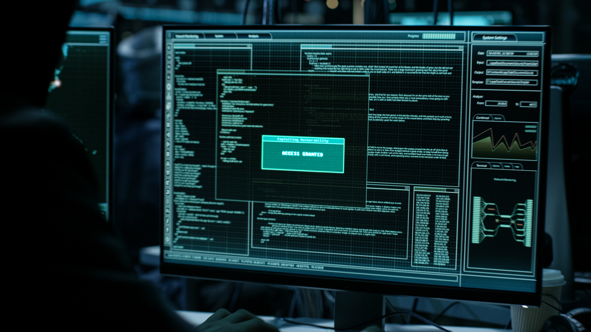 Ein Hacker ist auf der Suche nach einer Sicherheitslücke. (Symbolbild)