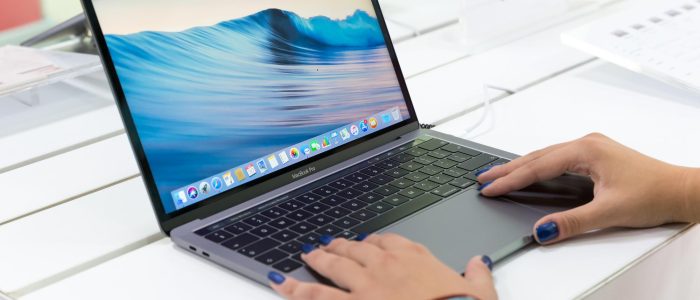 Zwei Hände auf einem Macbook mit macOS