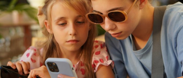 Chatkontrolle, Mädchen mit Handy