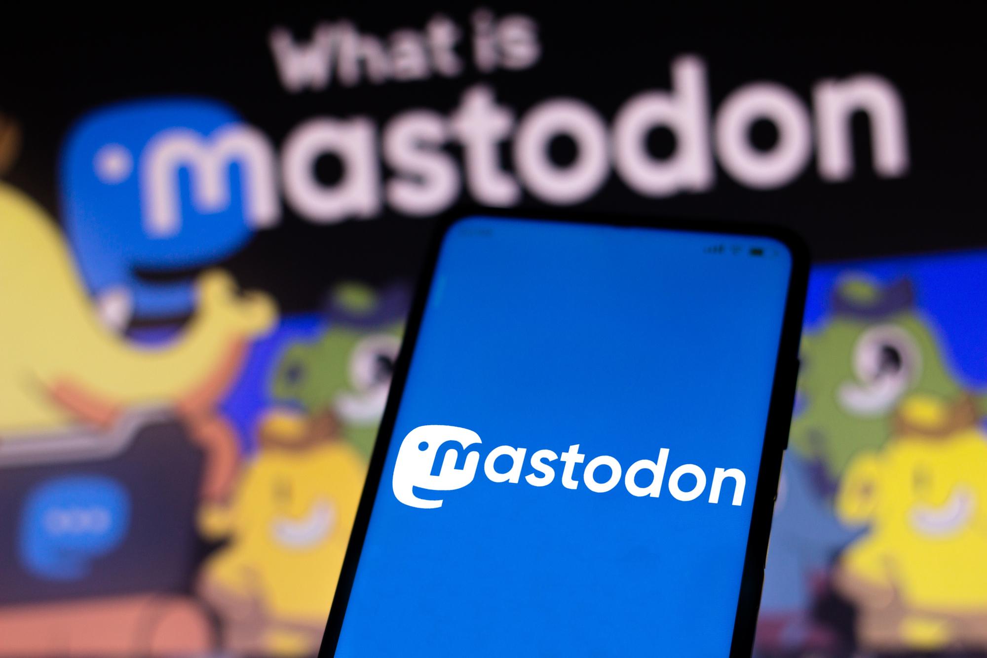 Ein Smartphone mit dem Mastodon-Logo auf dem Bildschirm