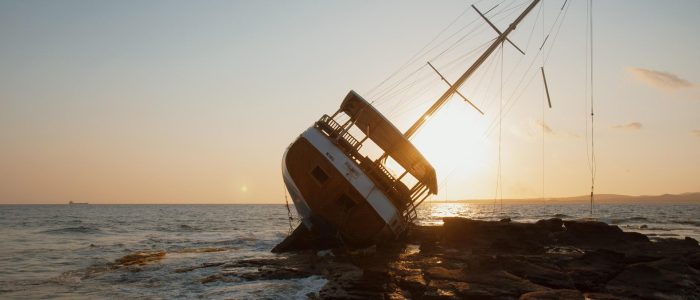 Schiff liegt auf Grund mit Schlagseite