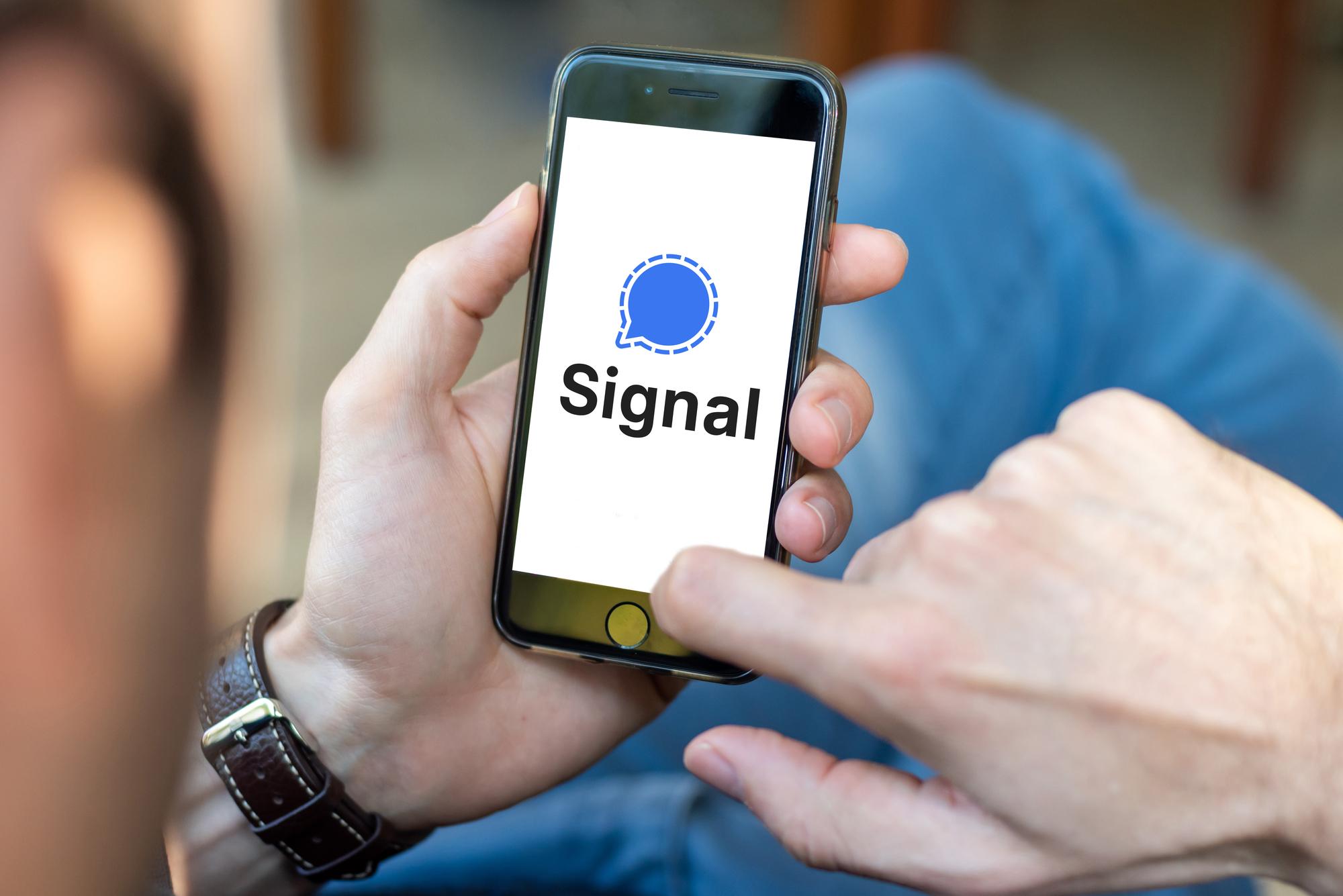 Ein Smartphone zeigt das Logo der Signal-Messenger App