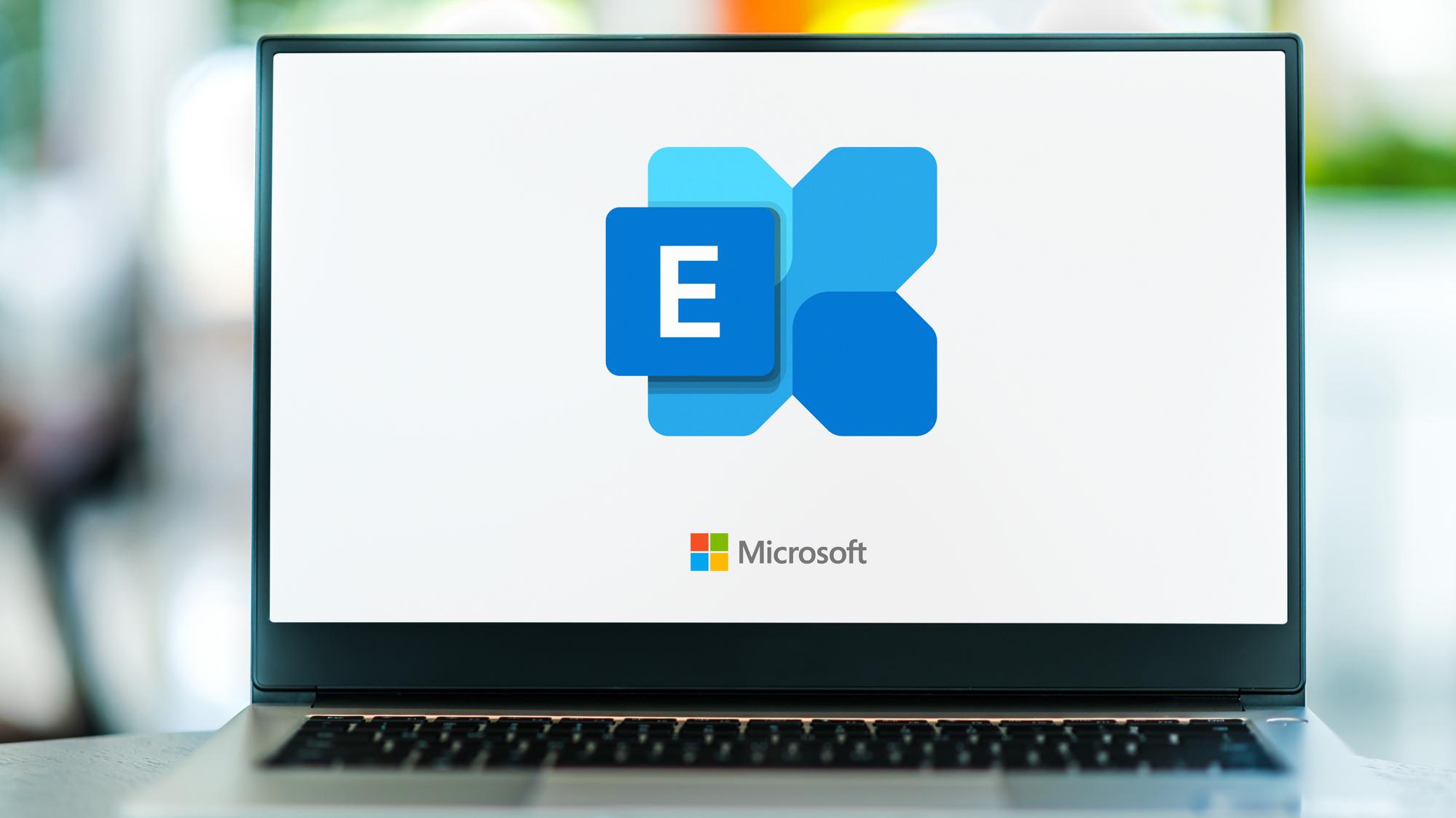 Laptop mit Microsoft Exchange Logo