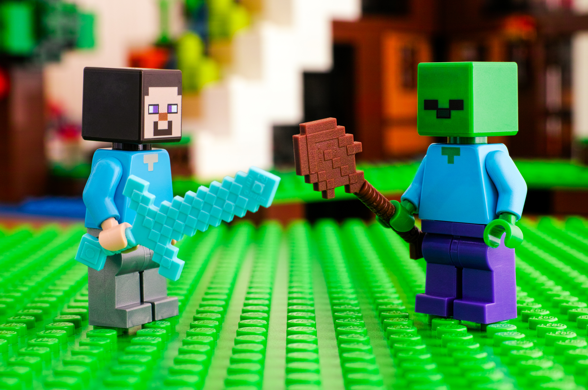 Zwei Lego-Minecraft-Männchen bekämpfen sich gegenseitig