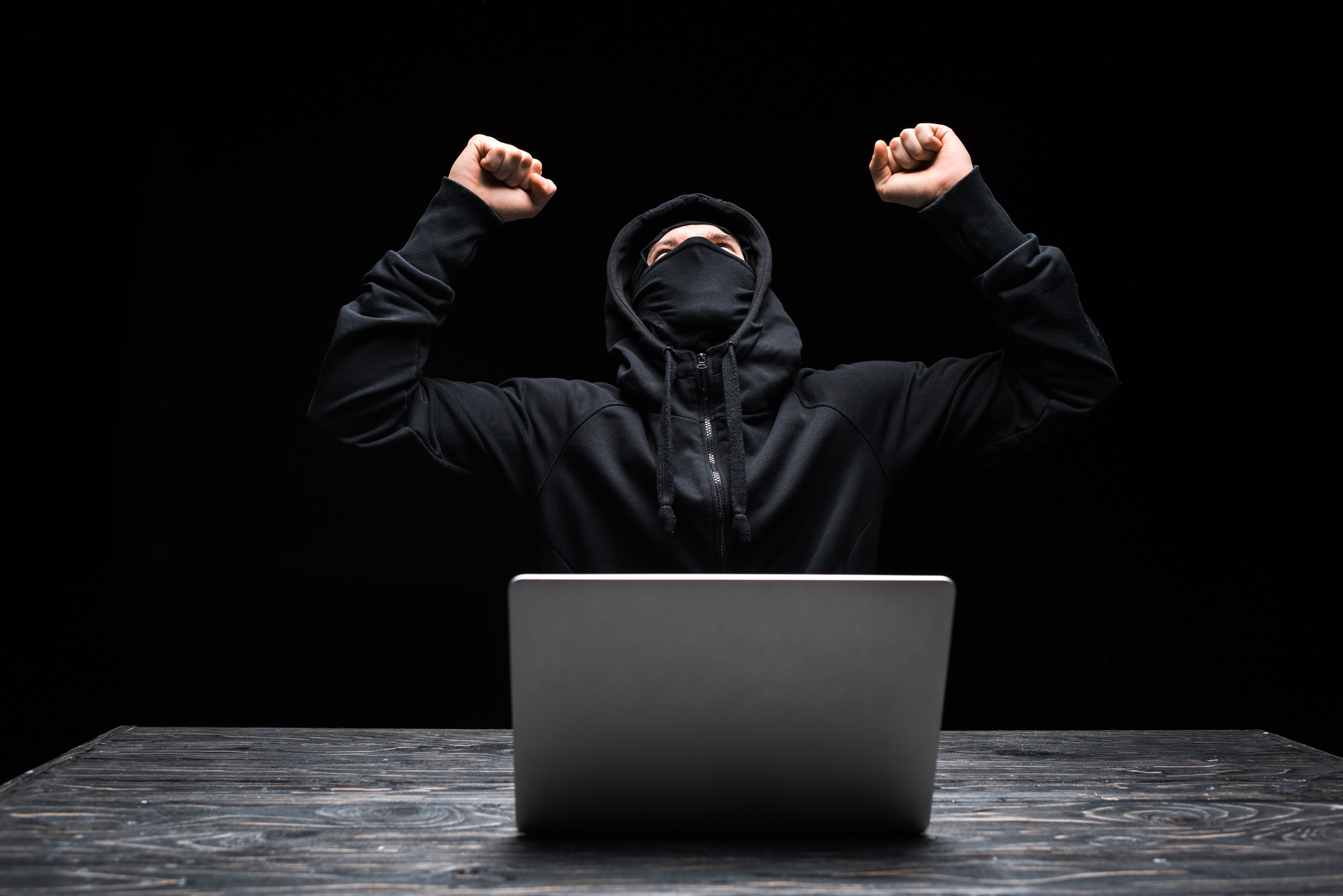 Hacker freut sich, weil er mit der NodeStealer-Malware Dein Facebook-Konto gekapert hat (Symbolbild)